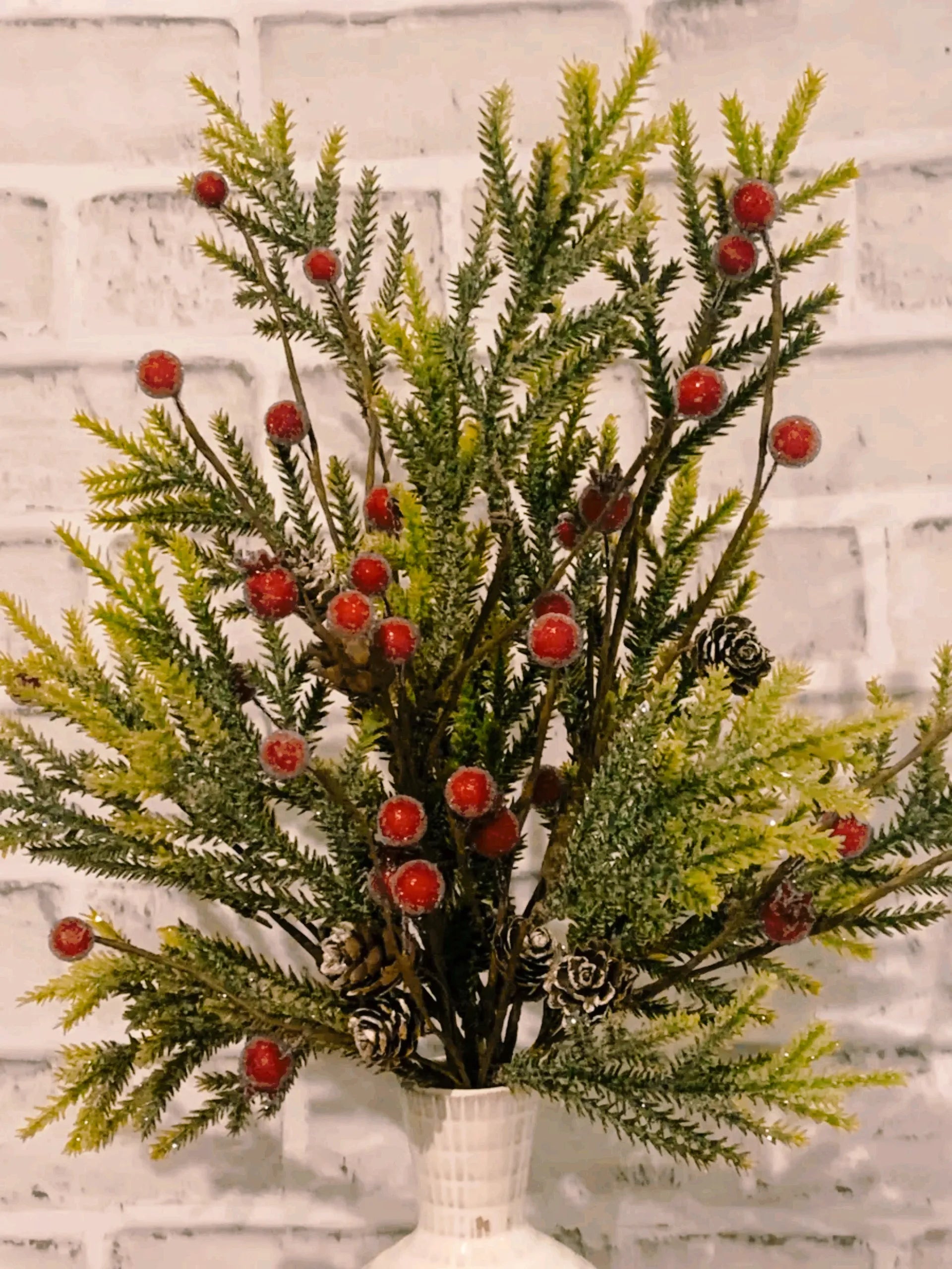 MOUNTAIN PINE BERRY SPRAY BarnHill Candles and Decor